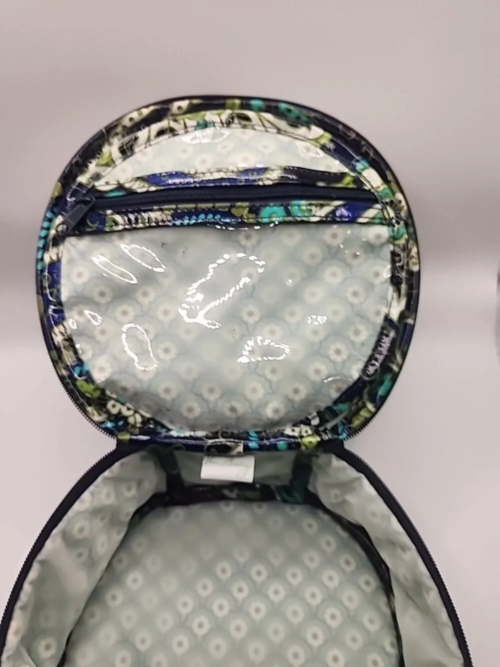 VERA BRADLEY Round Vinyl Makeup Bag Blue, Aqua & Green.